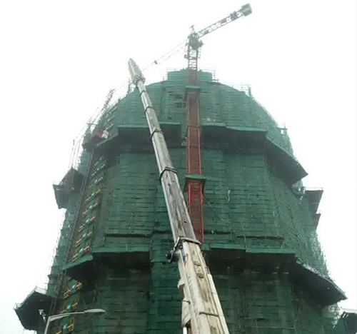 西市吊车在工地上作业